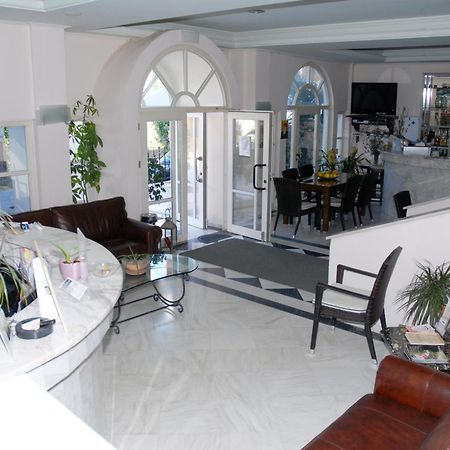 Amanda Hotel Karlovassi Ngoại thất bức ảnh
